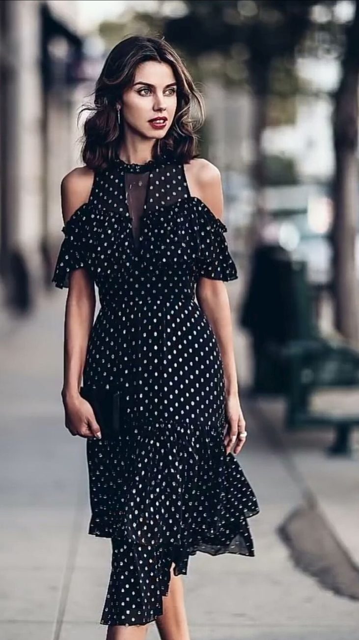 красивая девушка в черном