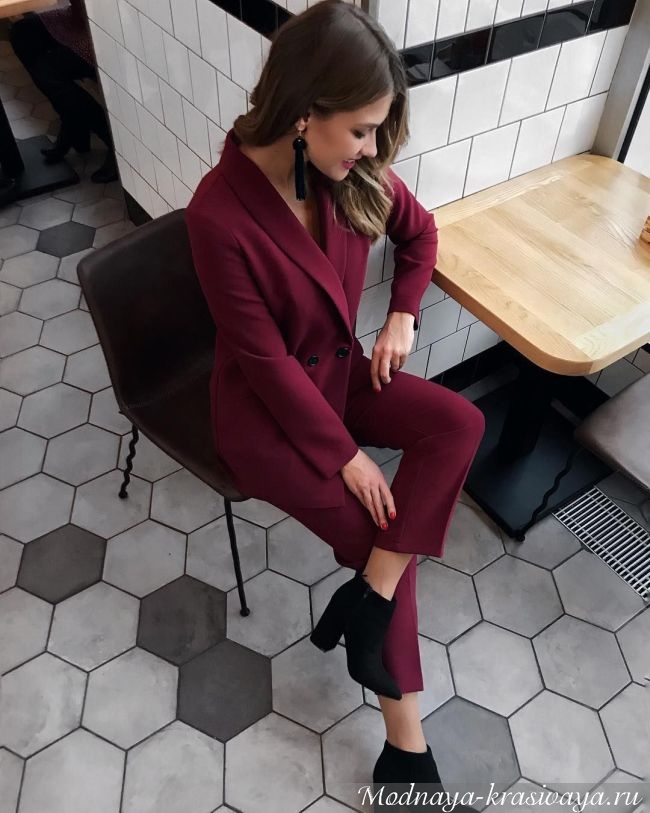 Модные женские костюмы
