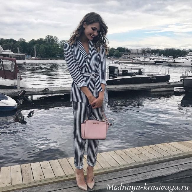 Стильные женские костюмы