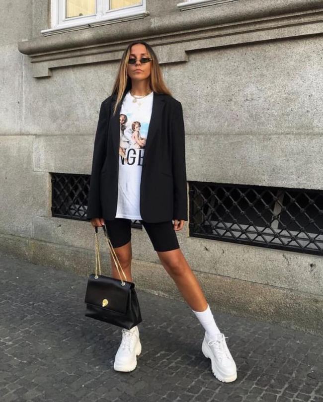 С футболкой