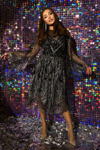 чорне вечірнє плаття, прикрашене срібними візерунками